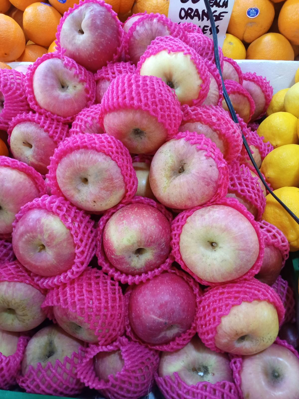 Red apple (125)